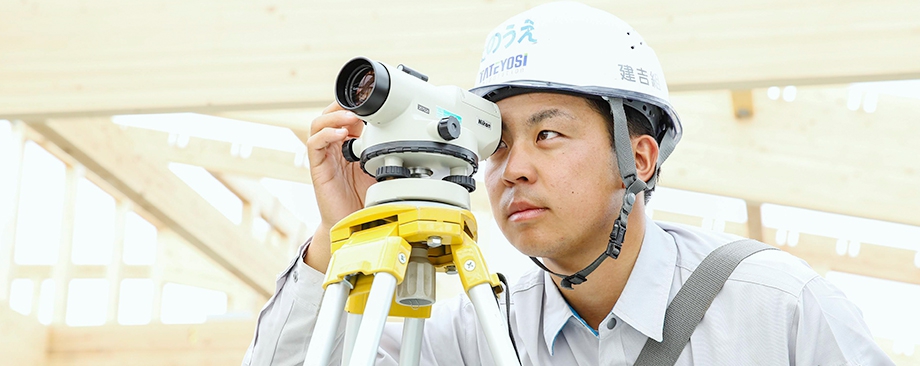 田上 悠人さんがオートレベルを覗いている画像